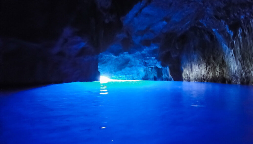 Mavi Mağara, Kaputaş Plajı'na 600 m. mesafede